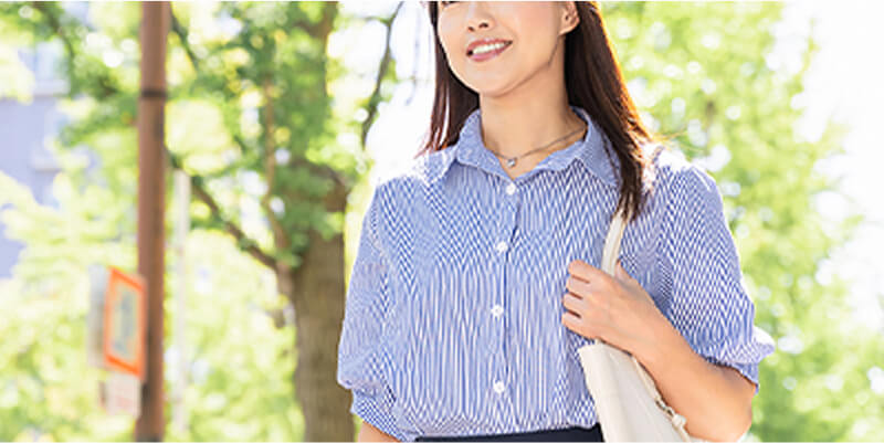 施術後に笑顔で外出する女性